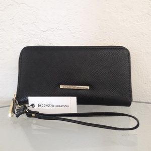 NWT BCBGENERATION ZIP AROUND WALLET WRISTLET CASE